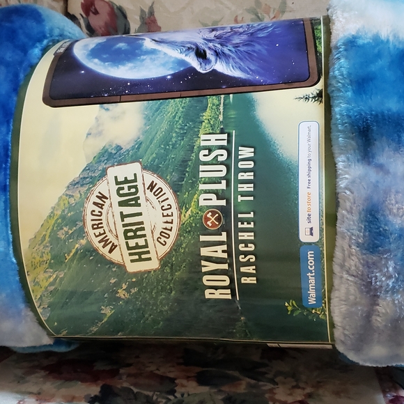 HOST PICK. NIP 50X60 Royal Plush - Picture 2 of 3